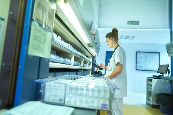 Gros plan sur une praticienne hospitalière cherchant des médicaments - Agrandir l'image, fenêtre modale