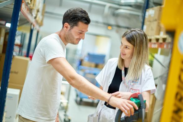 Gros plan sur deux agents hospitaliers - Agrandir l'image, fenêtre modale