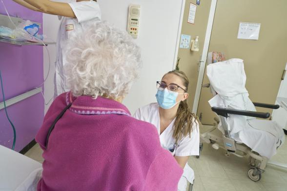 Une soignante discute avec une patiente - Agrandir l'image, fenêtre modale