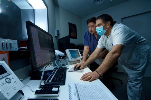 Gros plans sur deux agents hospitaliers - Agrandir l'image, fenêtre modale