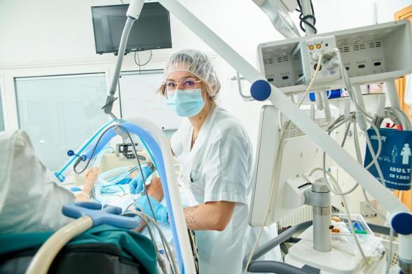 Une soignante s'occupe d'un patient - Agrandir l'image, fenêtre modale