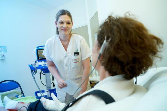 Gros plan sur une soignante en train de discuter avec une patiente - Agrandir l'image, fenêtre modale