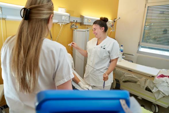 Deux soignantes discutent avec un patient - Agrandir l'image, fenêtre modale