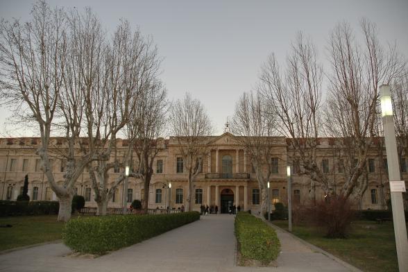 Vue de l'entrée de l'Hôpital Sainte Marthe devenu Avignon Université - Agrandir l'image, fenêtre modale