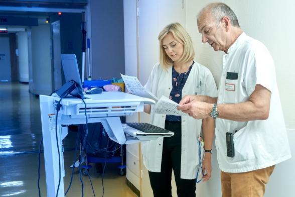 Deux soignants discutent ensembles - Agrandir l'image, fenêtre modale