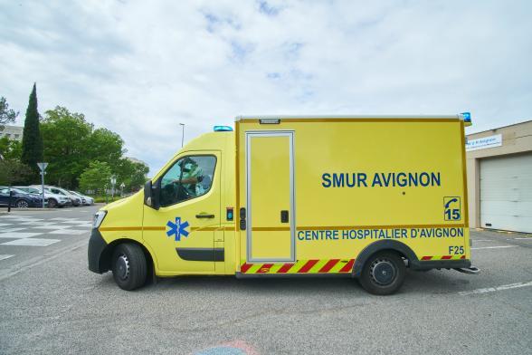 Gros plan sur un camion du SMUR d'Avignon - Agrandir l'image, fenêtre modale