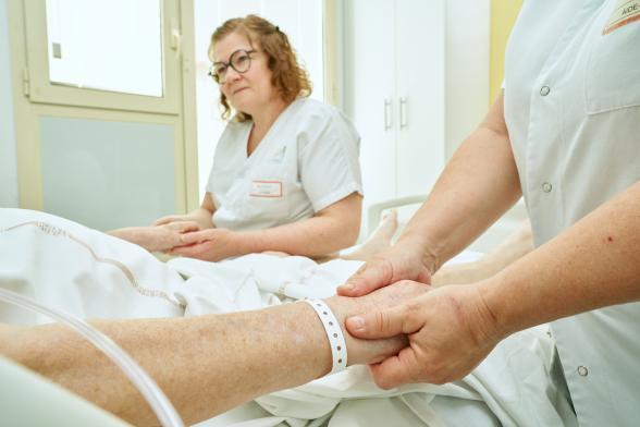 Deux infirmières massent un patient - Agrandir l'image, fenêtre modale