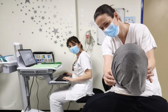 Deux soignantes s'occupent d'un patient en unité sommeil - Agrandir l'image, fenêtre modale
