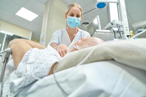 Gros plan sur une soignante s'occupant d'un patient - Agrandir l'image, fenêtre modale