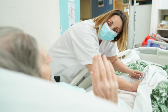 Gros plan sur une soignante discutant avec une patiente - Agrandir l'image, fenêtre modale