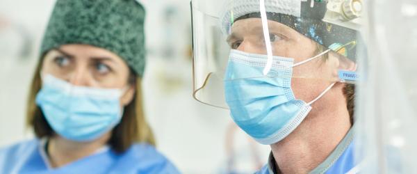 Gros plan sur les visages de deux chirurgiens