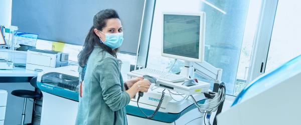 Gros plan sur une technicienne de laboratoire souriante