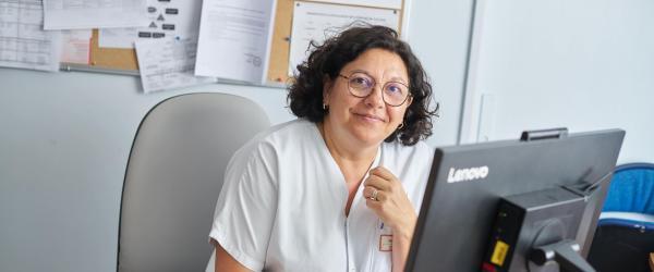 Gros plan sur une soignante