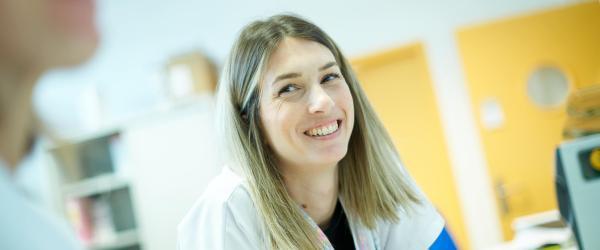 Gros plan sur une pharmacienne souriante