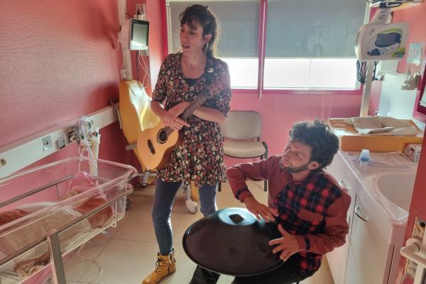 Maxime GUINAND et Elisa QUENEUTTE, artistes intervenant auprès des enfants hospitalisés