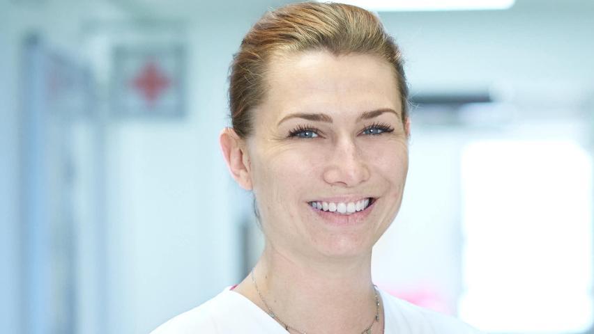 Gros plan sur une soignante souriante