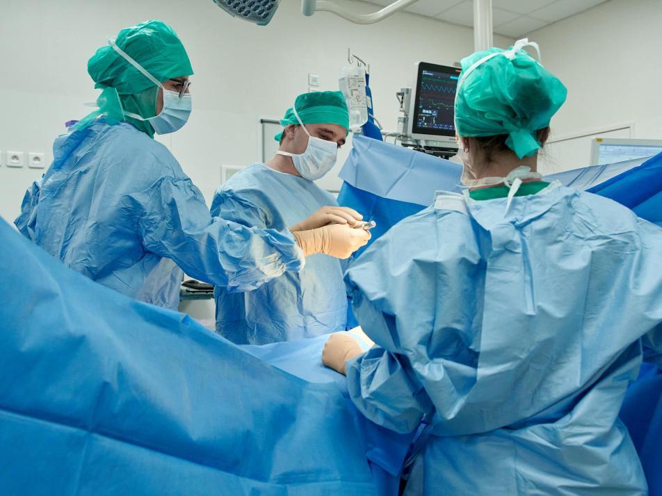 Une équipe médicale pratique une intervention 