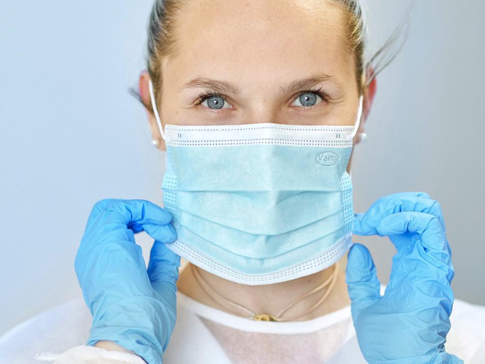 Gros plan sur une soignante masquée