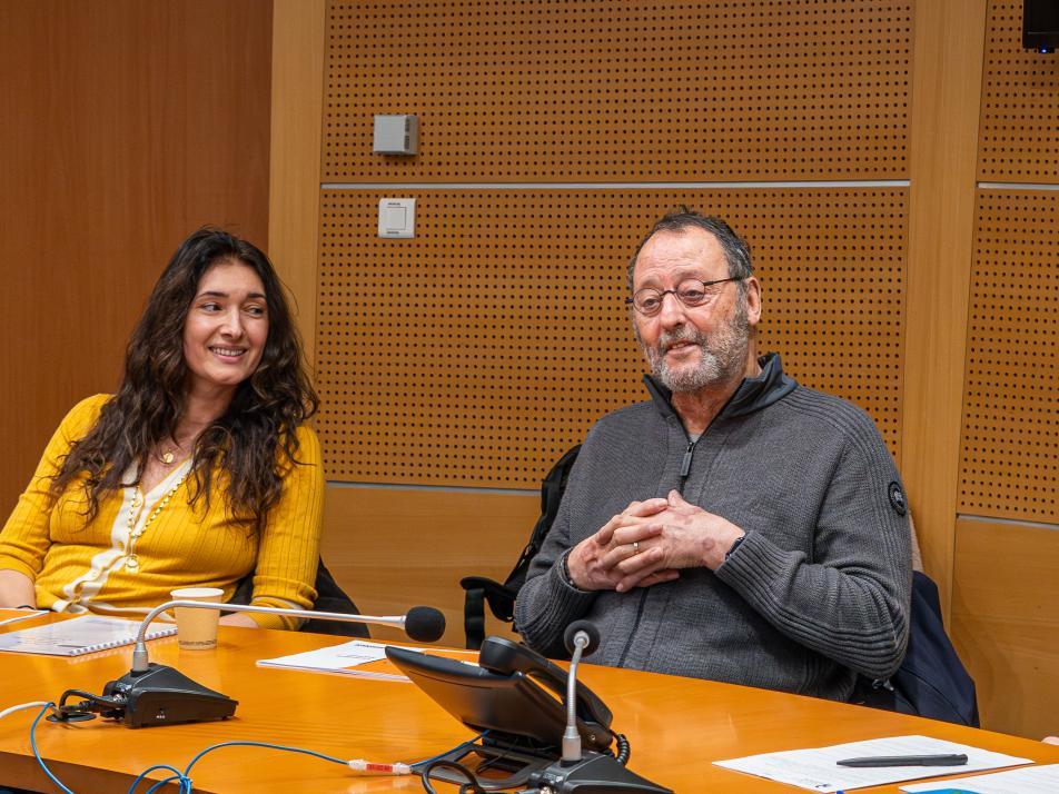 Jean Reno avec l'équipe médicale