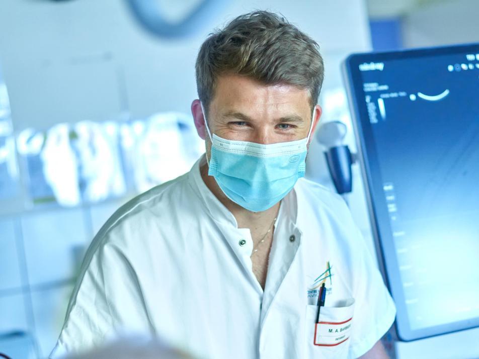 Gros plan sur un soignant