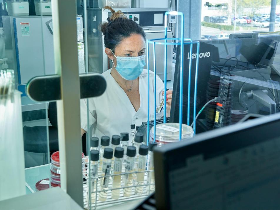 Gros plan sur une technicienne de laboratoire faisant des analyses