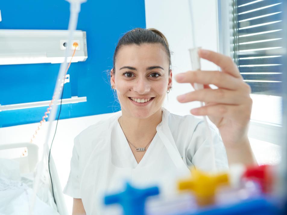 Gros plan sur une soignante souriante