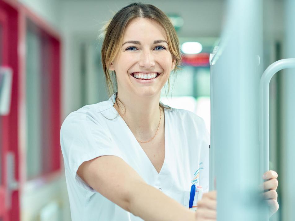 Gros plan sur une soignante souriante