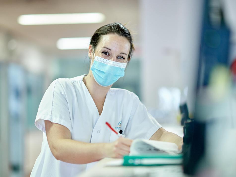 Gros plan sur une soignante